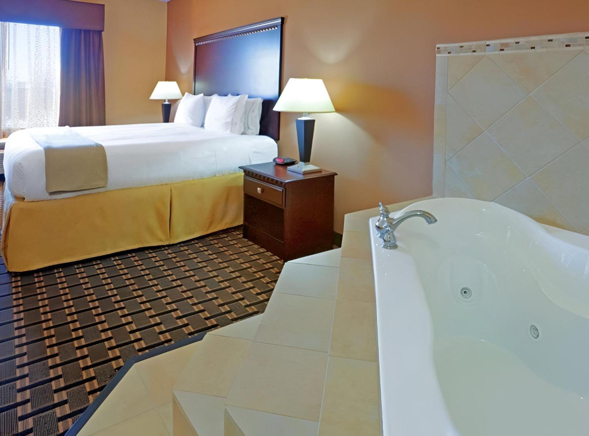 Comfort Inn & Suites Dallas Medical-Market Center Екстер'єр фото